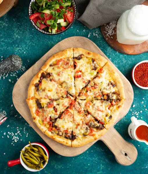Pizza con setas verduras y queso vista superior — Foto de Stock
