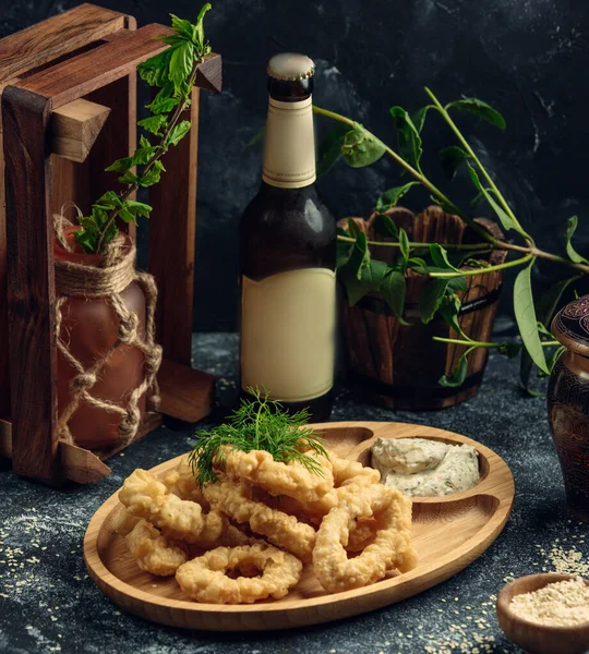 Anneaux de calmar dans l'assiette sur la table — Photo