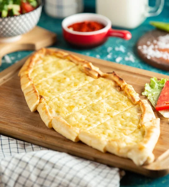 Tradisional turkish cheese pide di papan kayu — Stok Foto