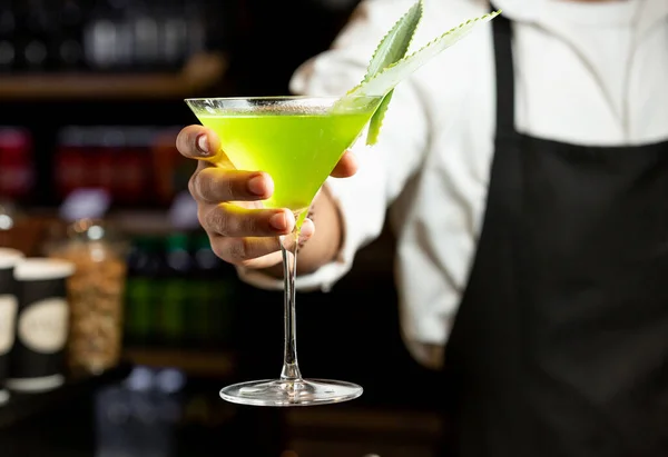 Yellow cocktail in barman hand — ストック写真