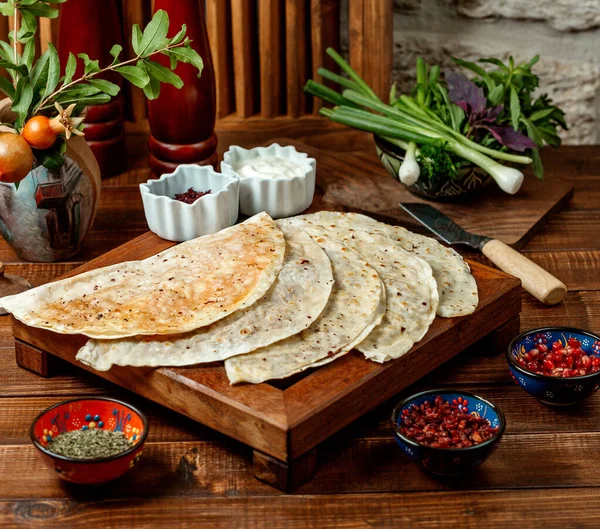 Azerbaijani gutab stuffed flatbreads with minced meat and herbs — Stock Photo, Image