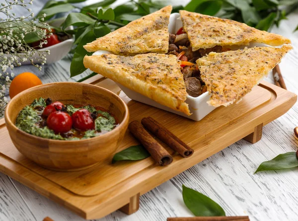 Semangkuk daging panggang azerbaijani dimasak dengan kulit kering diatapi roti pipih yang berkerak — Stok Foto