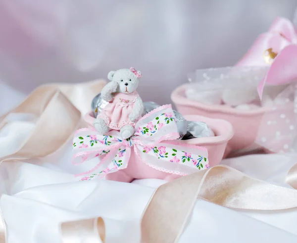 Choklad i rosa badkar formade skålen dekorerad med björn souvenir — Stockfoto