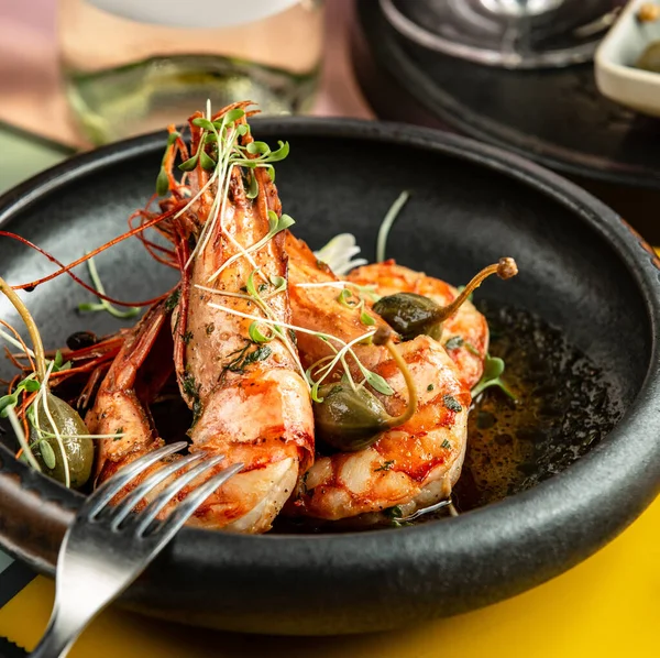 Primer plano de gambas fritas adornadas con encurtidos y hierbas frescas — Foto de Stock