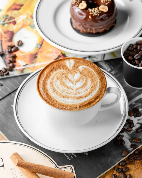 Крупним планом чашка кави капучино та шоколадного торта — стокове фото