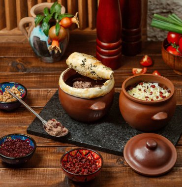 Pirinç dolu iki kil kavanoz ve hamur kabuğuyla kaplı et.