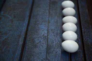 beyaz, tavuk yumurtası, mavi ahşap sefil arka plan üzerinde