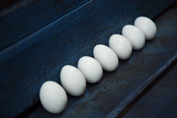 Bianco Uovo Pollo Sfondo Blu Legno Squallido — Foto Stock