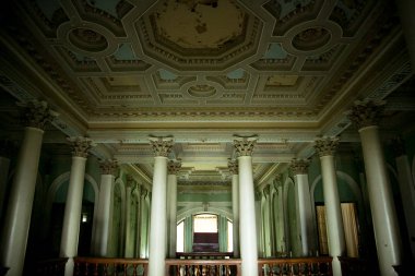 Eski binada mimari, kalede eski tadilat, terk edilmiş kütüphane.