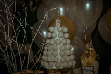 Altın çikolata, büyük pasta ve pastalar, şişme balonlar, doğum günü, 18 yıllık.