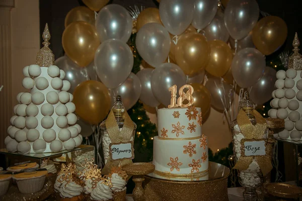 Golden Candy Bar Met Grote Taart Gebak Opblaasbare Ballonnen Verjaardag — Stockfoto