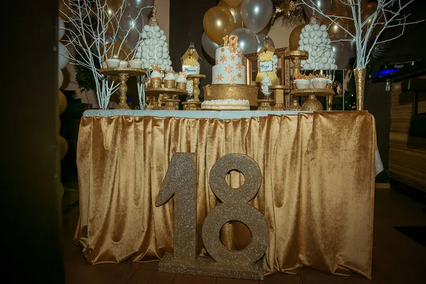 Golden Candy Bar Con Grande Torta Torte Palloncini Gonfiabili Compleanno — Foto Stock