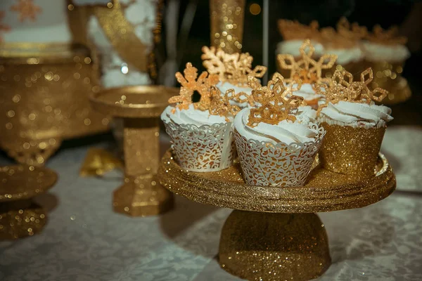 Złoty Batonik Dużym Tortem Ciastami Balony Nadmuchiwane Urodziny Wiek Lat — Zdjęcie stockowe