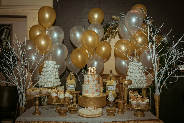 Golden Candy Bar Met Grote Taart Gebak Opblaasbare Ballonnen Verjaardag — Stockfoto