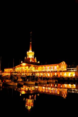 Kızıl saçlı, ev yapımı sevimli kedi oturur ve bekler, yeşil gözlü, oturur ve bekler, dışarıda.