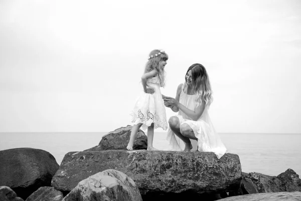 Foto Preto Branco Mãe Filha Dançando Rochas Grandes Uma Praia — Fotografia de Stock