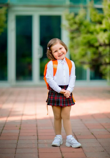 Okul Binasının Yanında Sırt Çantalı Güzel Bir Kız Duruyor — Stok fotoğraf