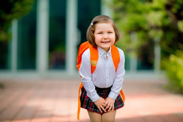 Okul Binasının Yanında Sırt Çantalı Güzel Bir Kız Duruyor — Stok fotoğraf