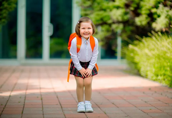 Uma Menina Bonita Pequena Está Perto Edifício Escola Com Uma — Fotografia de Stock