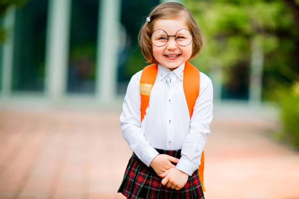 Portrét Malé Emocionální Dívky Brýlemi Která Stojí Školní Budovy Batohem — Stock fotografie