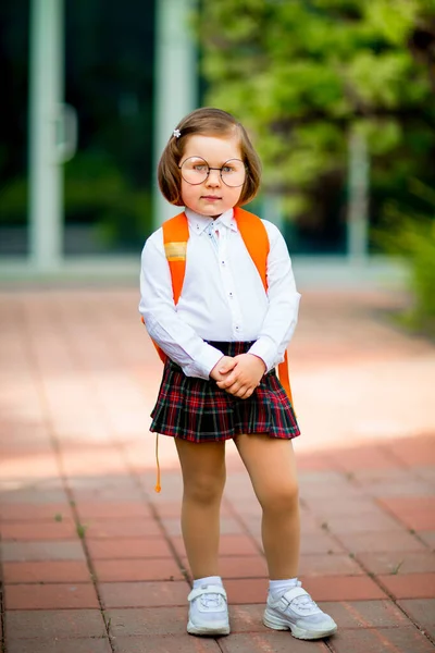 Malá Krásná Dívka Brýlemi Školní Uniformou — Stock fotografie