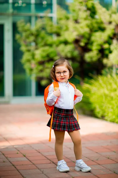 Gözlüklü Okul Üniformalı Güzel Bir Kız — Stok fotoğraf