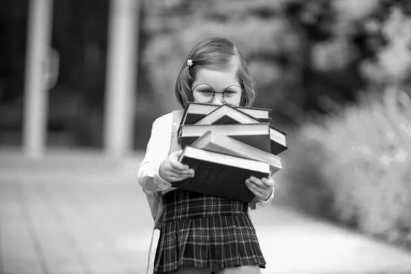 Una Pequeña Chica Hermosa Con Gafas Uniforme Escolar Con Libros — Foto de Stock