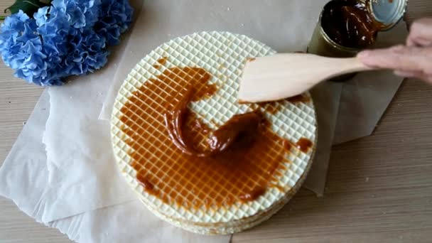 在华夫饼 饮食蛋糕 奶油上涂满了木片 — 图库视频影像