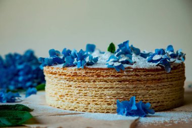 Adım adım, yoğunlaştırılmış sütle waffle keki yapmak ve mavi çiçeklerle süslemek.