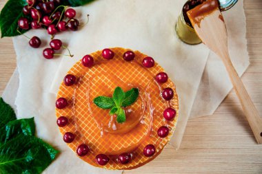 Waffle keki, adım adım, konsantre süt ve süslü kirazlarla.