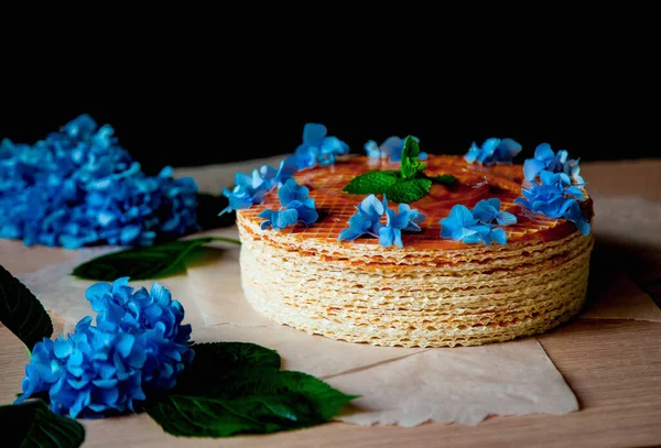 Passo dopo passo, facendo una torta di cialde, con latte condensato, e decorare con fiori blu — Foto Stock