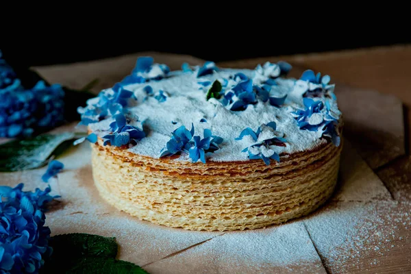 Passo dopo passo, facendo una torta di cialde, con latte condensato, e decorare con fiori blu — Foto Stock