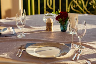 Bir yaz restoranında güzel bir sofra, yemekler, yemekler.