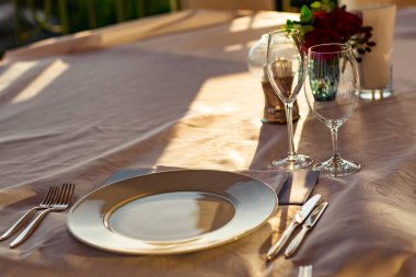 Bir yaz restoranında güzel bir sofra, yemekler, yemekler.