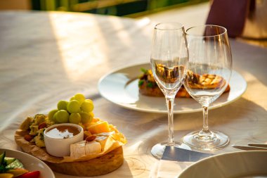 Bir yaz restoranında güzel bir sofra, yemekler, yemekler.