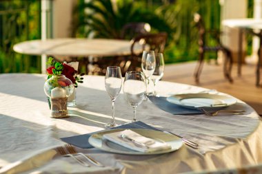 Bir yaz restoranında güzel bir sofra, yemekler, yemekler.