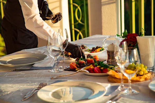 Schöne Tischdekoration Mit Geschirr Essen Einem Sommerrestaurant — Stockfoto