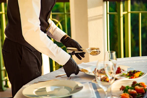 Schöne Tischdekoration Mit Geschirr Essen Einem Sommerrestaurant — Stockfoto