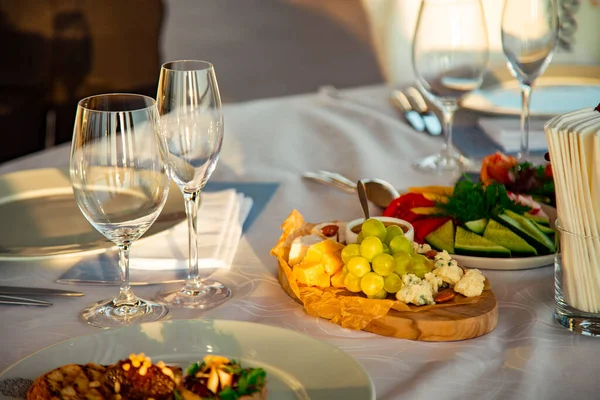 Schöne Tischdekoration Mit Geschirr Essen Einem Sommerrestaurant — Stockfoto