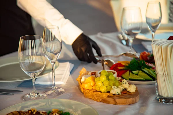 Schöne Tischdekoration Mit Geschirr Essen Einem Sommerrestaurant — Stockfoto