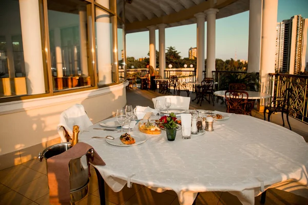 Schöne Tischdekoration Mit Geschirr Essen Einem Sommerrestaurant — Stockfoto