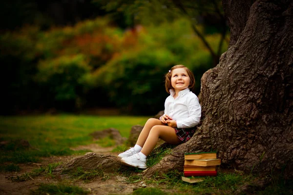 Ein Mädchen Schuluniform Isst Ein Sandwich Der Nähe Eines Großen — Stockfoto