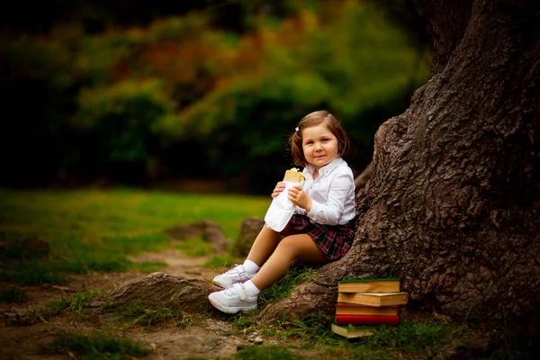 Ένα Κορίτσι Σχολική Στολή Τρώει Ένα Σάντουιτς Κοντά Ένα Μεγάλο — Φωτογραφία Αρχείου