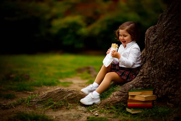 Ein Mädchen Schuluniform Isst Ein Sandwich Der Nähe Eines Großen — Stockfoto