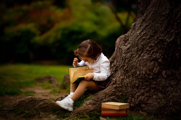 9月1日 一名身着校服的女孩在学校课间休息期间 在一棵大树旁吃三明治 — 图库照片