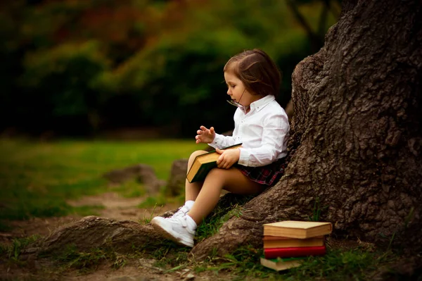 Ein Mädchen Schuluniform Isst Ein Sandwich Der Nähe Eines Großen — Stockfoto