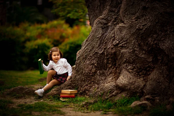 Girl School Uniform Eating Sandwich Large Tree Break Classes School — Stock Photo, Image