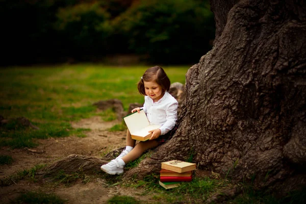 Uma Menina Uniforme Escolar Comendo Sanduíche Perto Uma Árvore Grande — Fotografia de Stock