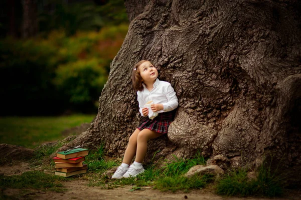 Ein Mädchen Schuluniform Isst Ein Sandwich Der Nähe Eines Großen — Stockfoto