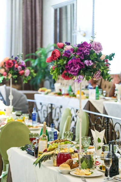 Festliche Dekoration Mit Tisch Und Stühlen Restaurant Geschirr Und Blumen — Stockfoto